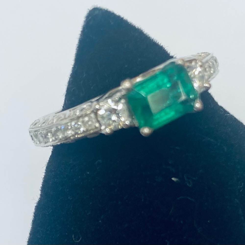 Orianne….Natural diamonds and natural emerald ring on 14ct white gold - Picture 4 of 13
